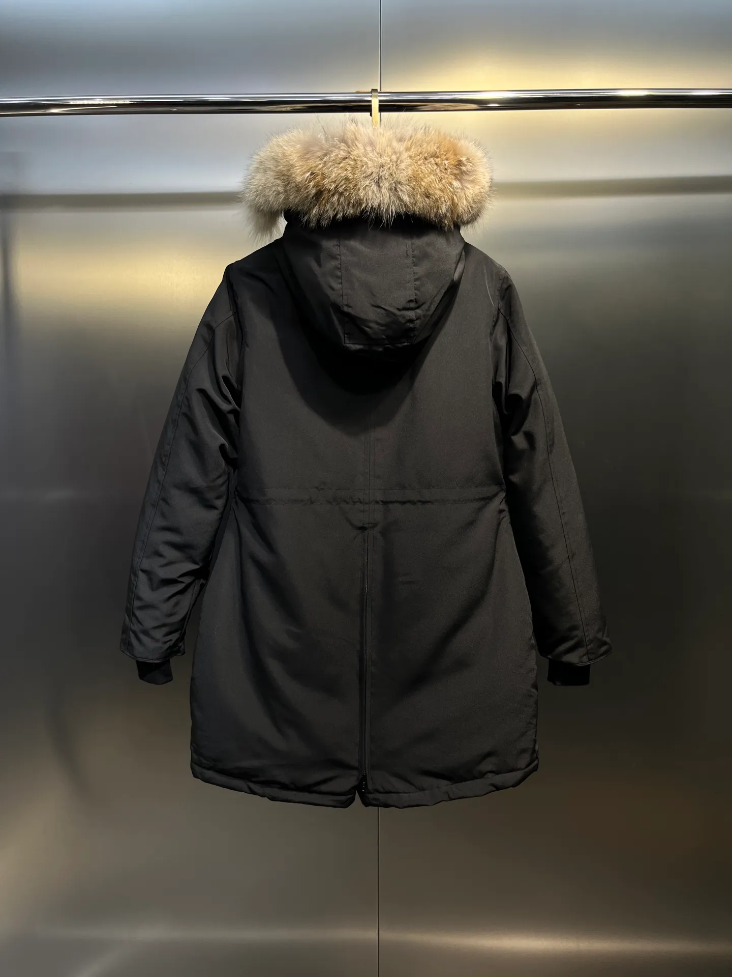P860 Canada goose/Canada Goose 05 model 2580LA CANADA GOOSE/Canada Goose Rossclair parka women's down jacket, authentic original clothing molding, all accessories are custom-made from the original factory. This model is very unique. The zipper at the back can be opened to change into a dovetail style, with diagonal pockets and a layer of hidden pockets underneath. The official website has become a popular model. The softness and hardness of the fabric are compared with the genuine ones. It can be restored by kneading at will (fabric misunderstanding: fabrics with high hardness are not waterproof. Only those who buy the latest genuine version this year will notice the softness and comfort of the fabrics). The down is synchronized with the genuine white duck down. It is fluffy and not lumpy. The electronically controlled down charging machine is used to fill the zippers with customized genuine YKK zippers. High hardness and no lag. The fur collar is purchased from the same manufacturer as Wolf Hair. (Cooperative factory 2019 Canadian wolf skin auction and Big Goose official auction of wolf skin fur collars on the same site) All workmanship and wiring are controlled by workers with more than ten years of service. They must be horizontal and vertical, and are not crooked. The density of the inner wiring is more exquisite. Compare at will. Big goose label, collar label, washed label, hang tag, zipper rope, pocket label, back label, collar velvet, Velcro fasteners, all details of the cuffs are updated simultaneously with the original product, the best version, and the most complete color matching. The fighter in World 05 battles various world goods. Size: XS-XL